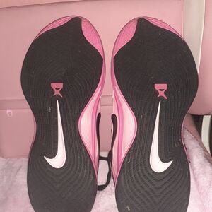 Nike Women's Black and Pink Athletic Shoes